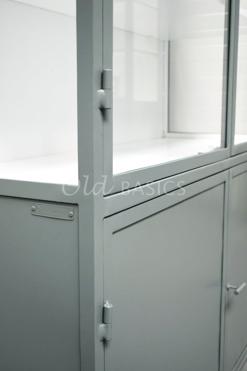 Detail van Apothekerskast Ilya Grand Lindegroen, groen, grijs, materiaal staal